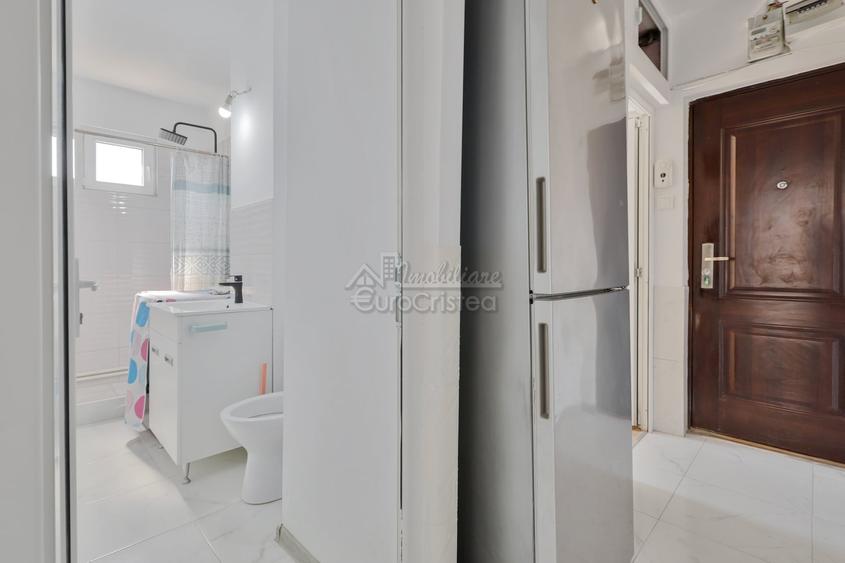 Apartament cu 3 camere semidecomandat, mobilat în Central