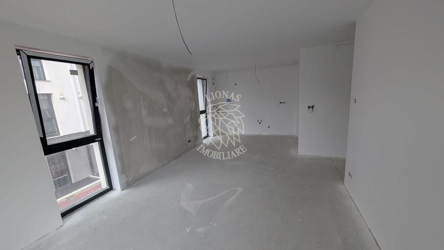 Apartament cu 3 camere semidecomandat în Calea Moldovei
