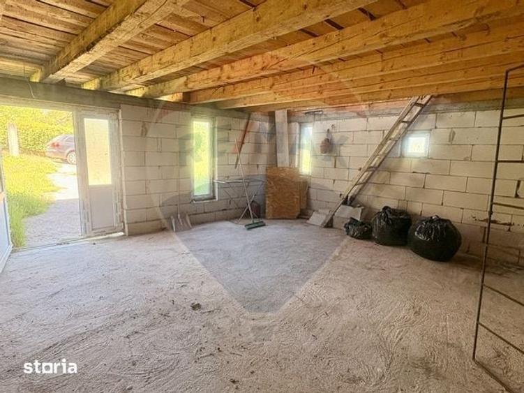 Casă cu 2 camere cu Teren 2744 Mp în Desești