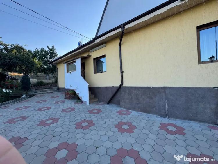 Casă cu 4 camere cu Teren 1160 Mp în Podari