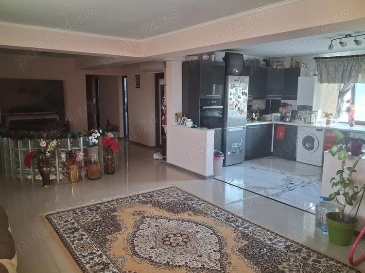 Casă cu 8 camere cu Teren 1000 Mp în Central