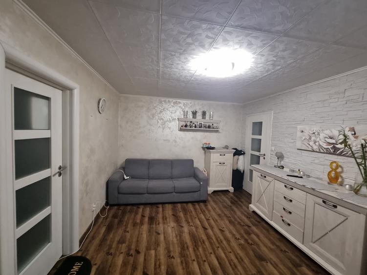 Apartament cu 3 camere semidecomandat în Calea București