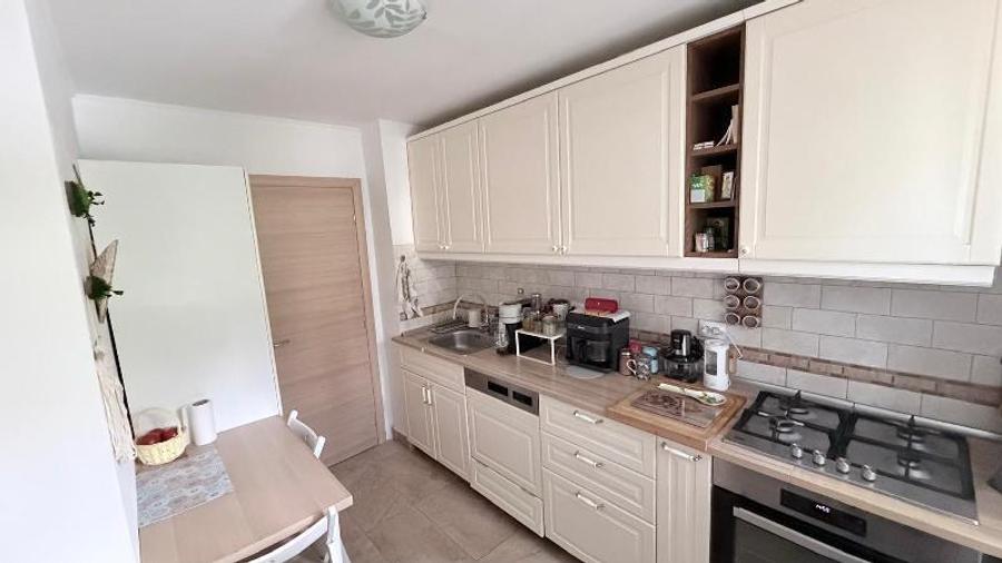 Apartament cu 4 camere decomandat în Drumul Taberei