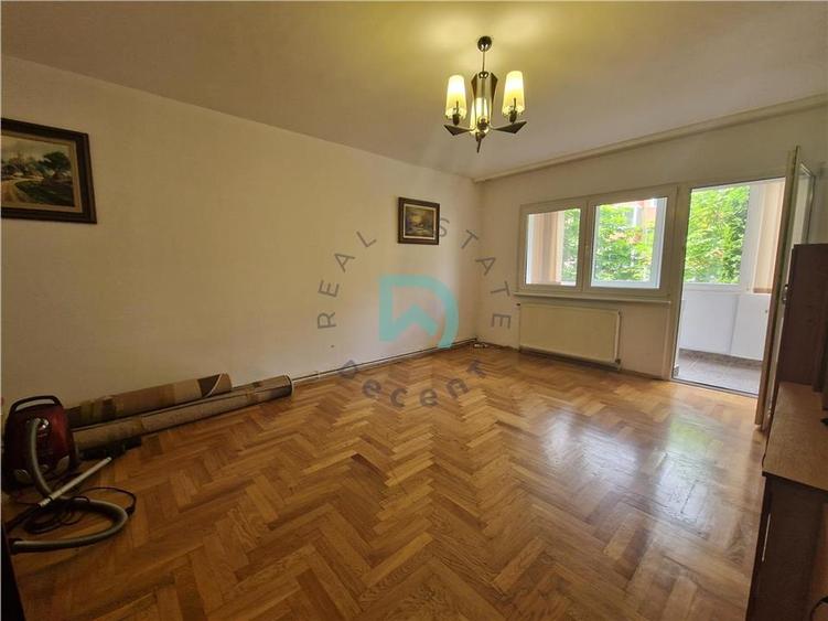 Apartament cu 4 camere decomandat în Noua