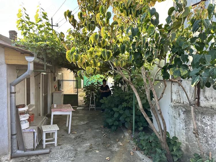 Casă cu 2 camere cu Teren 331 Mp în Central