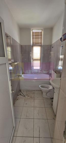 Casă individuală cu 4 camere cu Canalizare în Central