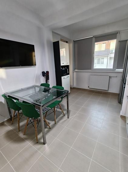 Apartament cu 3 camere semidecomandat în Central