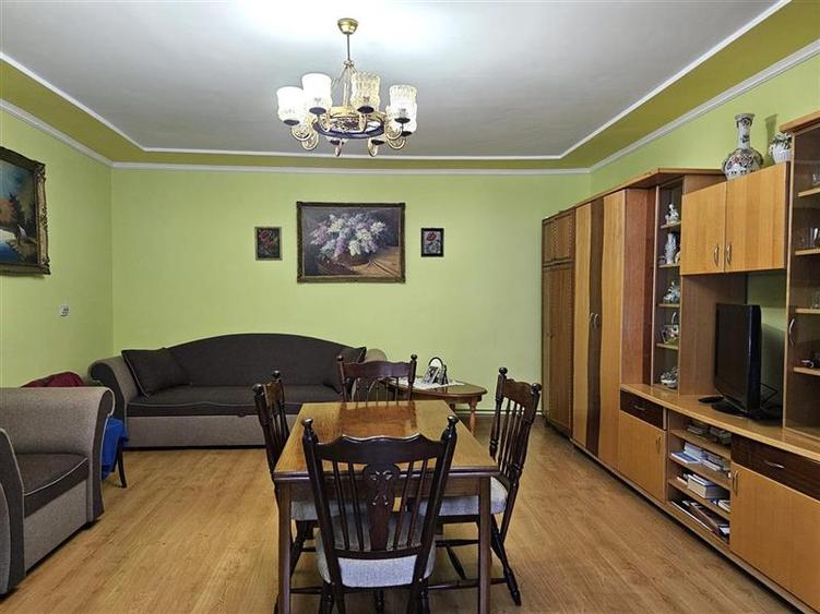 Casă cu 5 camere cu Teren 585 Mp în Rogerius