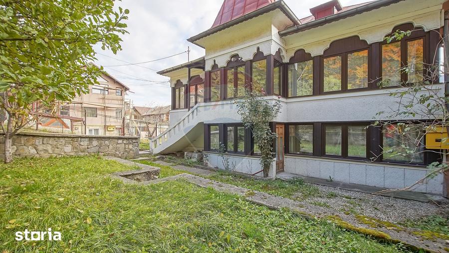 Casă cu 8 camere cu Teren 485 Mp în Central