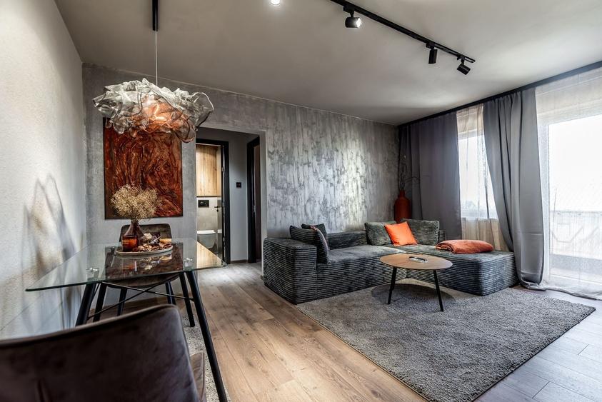 Apartament cu 3 camere semidecomandat, mobilat în Romanilor