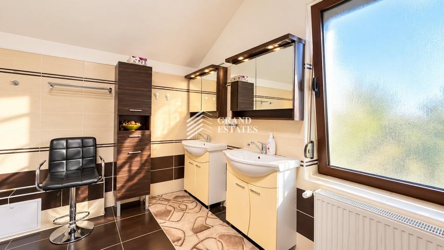 Casă individuală cu 8 camere cu Canalizare în Snagov
