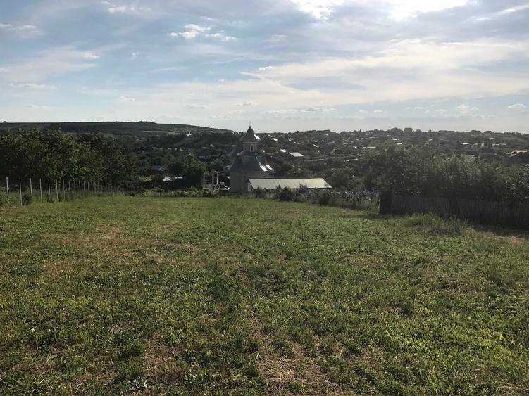 Teren de 1000 mp, în Rediu