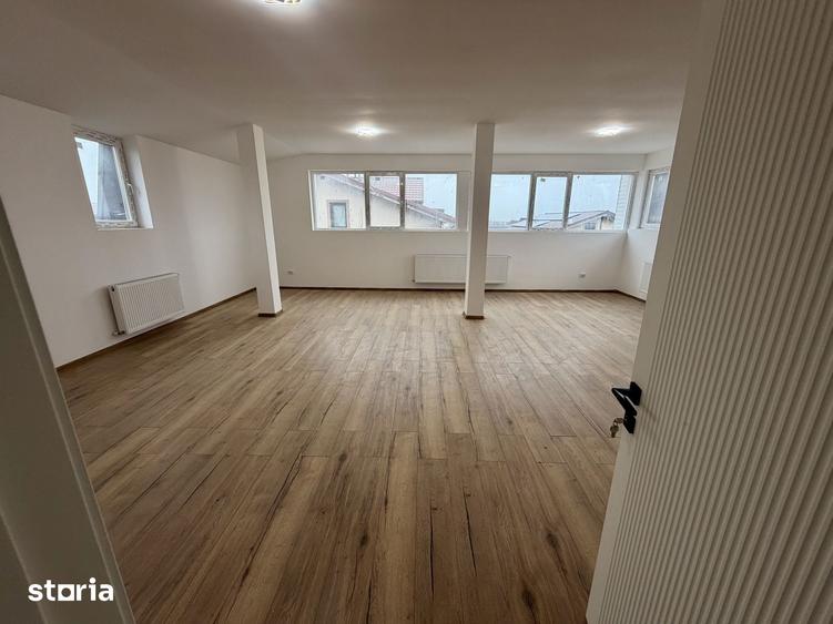 Casă cu 8 camere cu Teren 495 Mp în Glina