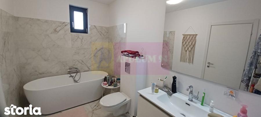 Casă cu 5 camere cu Teren 470 Mp în Săbăreni