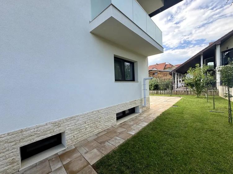 Casă cu 5 camere în Ostroveni