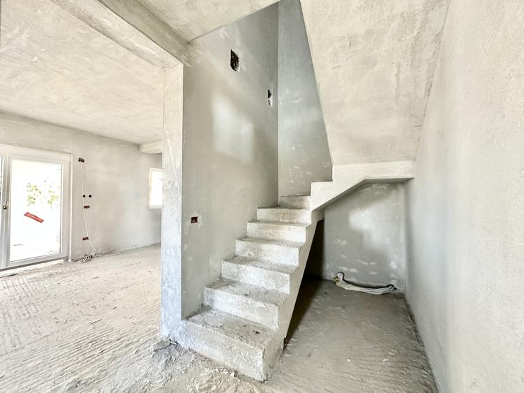 Duplex cu 5 camere cu Canalizare în Moșnița Veche
