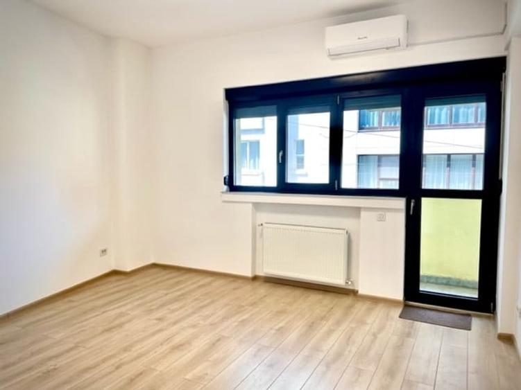 Apartament cu 4 camere semidecomandat în Romană