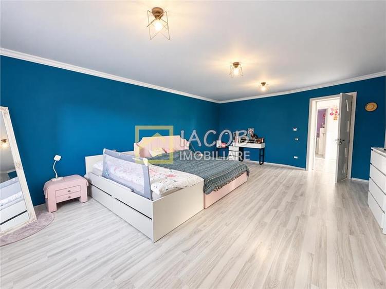 Casă cu 5 camere cu Teren 1179 Mp în Izvoare