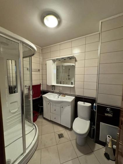 Casă individuală cu 12 camere cu Canalizare în Central