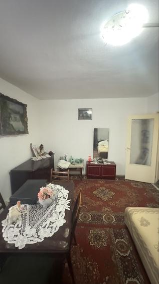 Apartament cu 4 camere decomandat în Petros