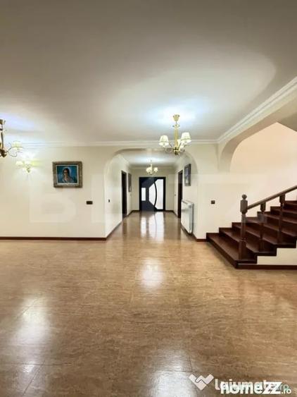 Casă cu 7 camere cu Teren 959 Mp în Central