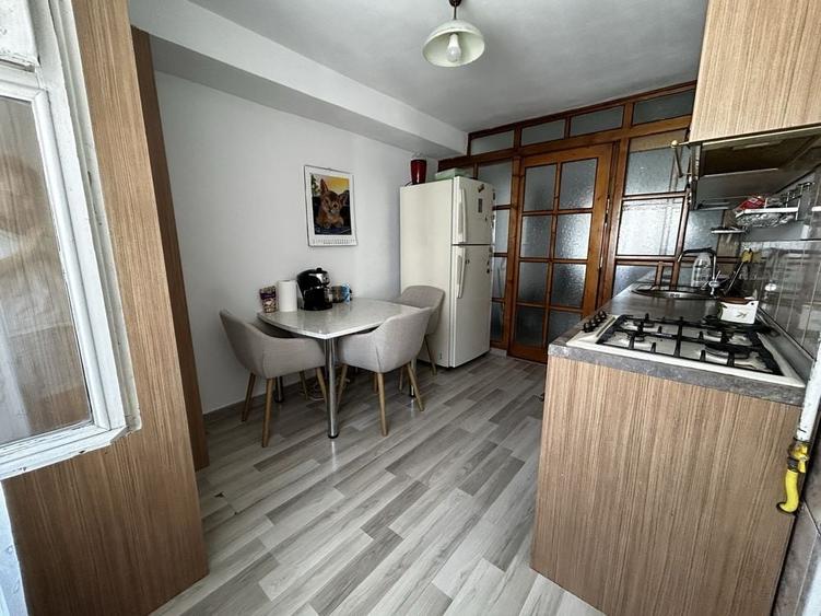 Apartament cu 4 camere decomandat în Central