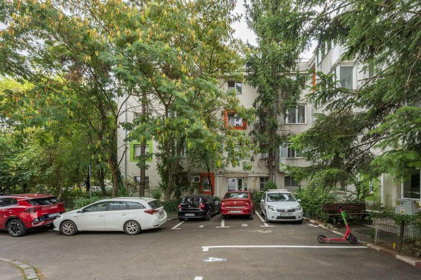 Apartament cu 2 camere semidecomandat, mobilat în Băneasa
