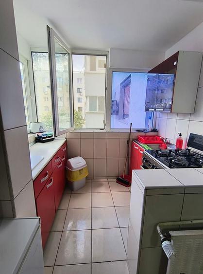Apartament cu 4 camere semidecomandat, mobilat în Fizicienilor