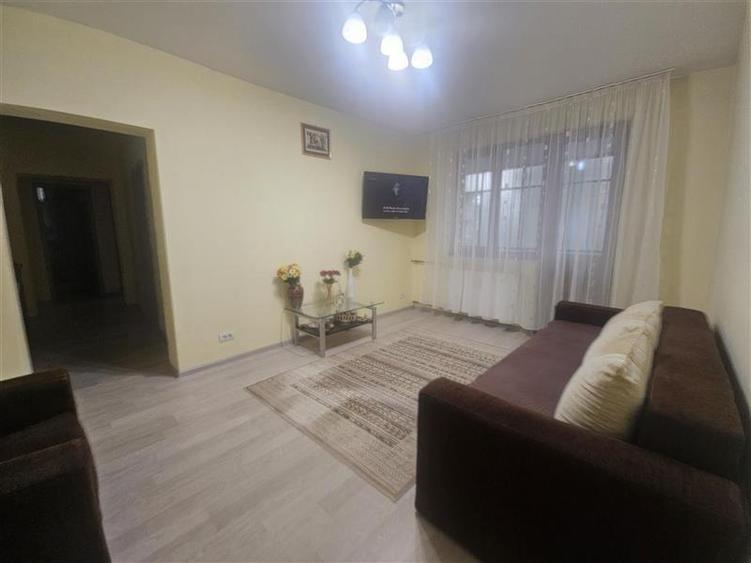 Apartament cu 4 camere semidecomandat în Gorjului