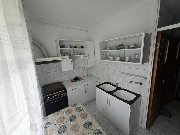 Garsonieră decomandată în Titan