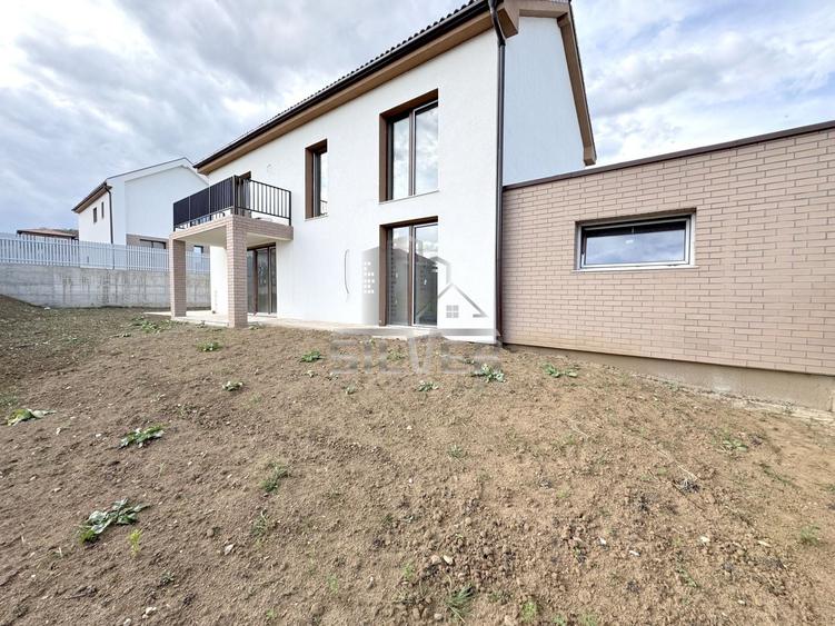 Duplex cu 5 camere cu Canalizare în Chinteni