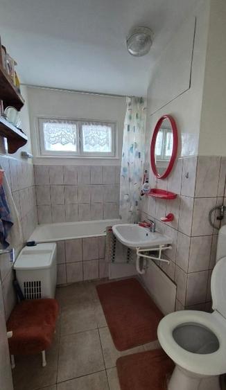 Apartament cu 3 camere semidecomandat în Astra