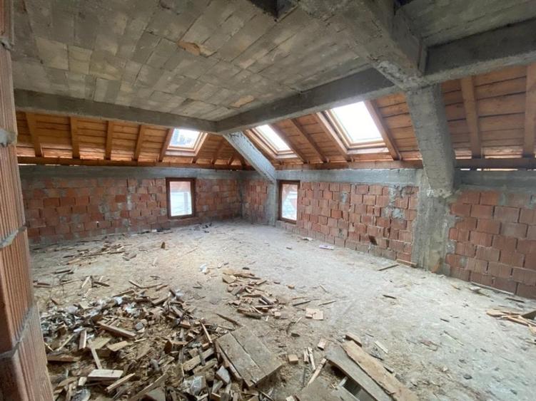 Casă individuală cu 8 camere cu Teren 401 Mp în Central