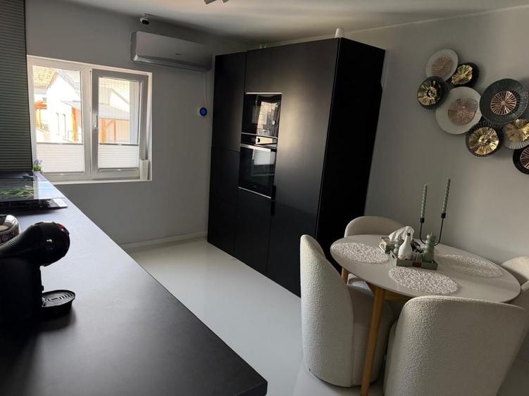 Apartament cu 3 camere decomandat în Calea Moldovei