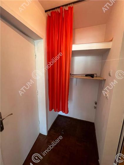 Apartament cu 3 camere semidecomandat, mobilat în Central