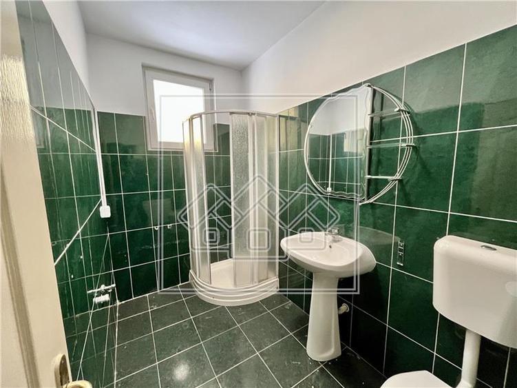 Casă individuală cu 6 camere cu Canalizare în Trei Stejari