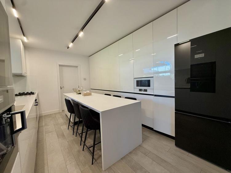 Casă individuală cu 7 camere cu Piscina în Iancu Nicolae