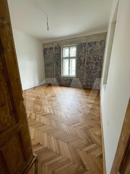 Casă individuală cu 10 camere cu Canalizare în Central