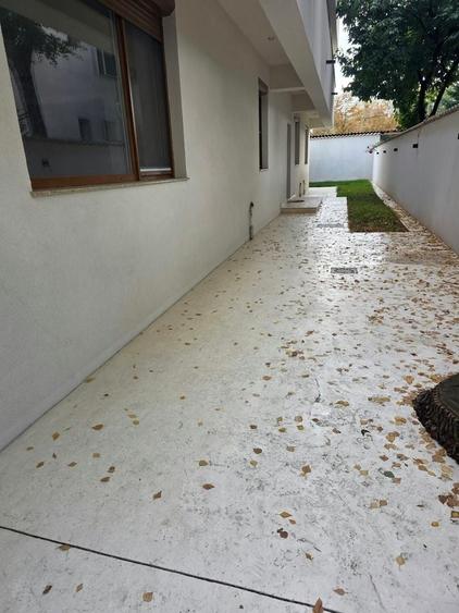 Apartament cu 3 camere decomandat în Jiului