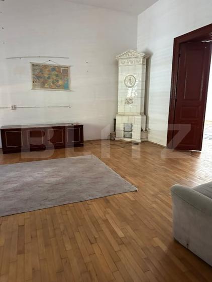 Casă individuală cu 8 camere cu Canalizare în Central