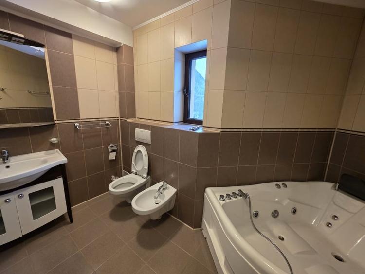 Casă individuală cu 9 camere cu Canalizare în Valea Lupului