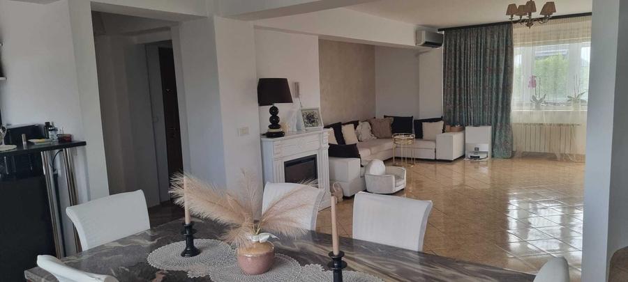 Apartament cu 3 camere decomandat în Exterior Vest