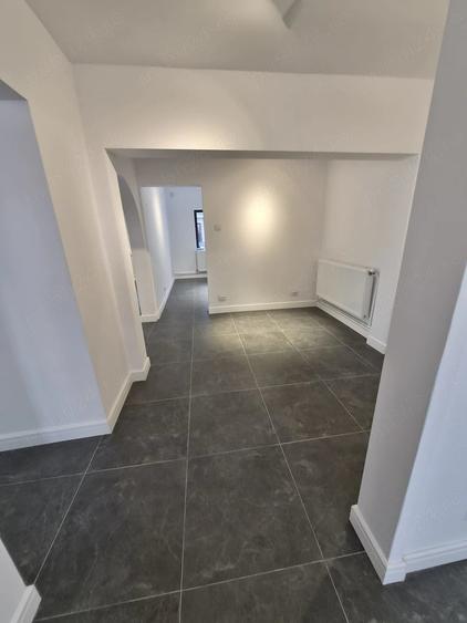 Apartament cu 5 camere decomandat în Est