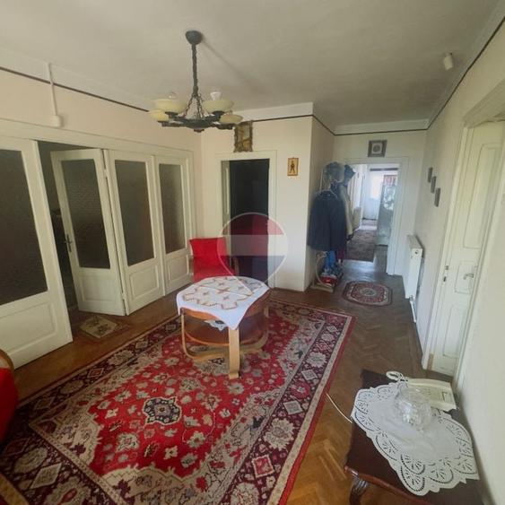 Casă individuală cu 8 camere cu Teren 785 Mp în Central
