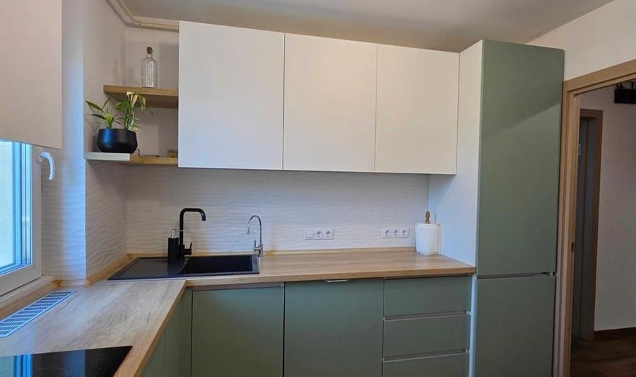 Apartament cu 3 camere semidecomandat în Socola