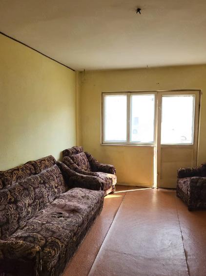Apartament cu 3 camere semidecomandat în Republicii