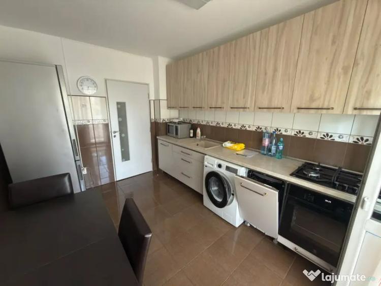 Apartament cu 3 camere semidecomandat în Mărășești