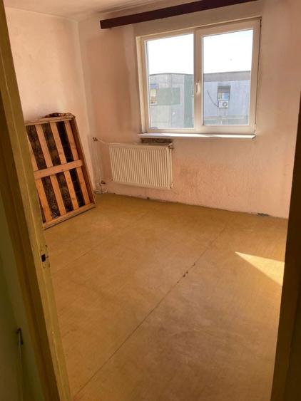Apartament cu 2 camere semidecomandat în Craiovița Nouă