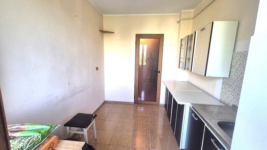 Apartament cu 3 camere semidecomandat în Vest