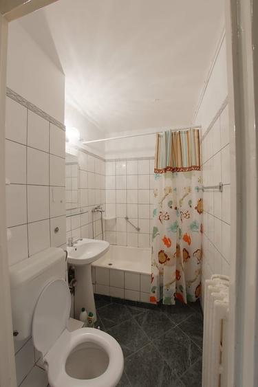 Garsonieră decomandată în Costin Georgian